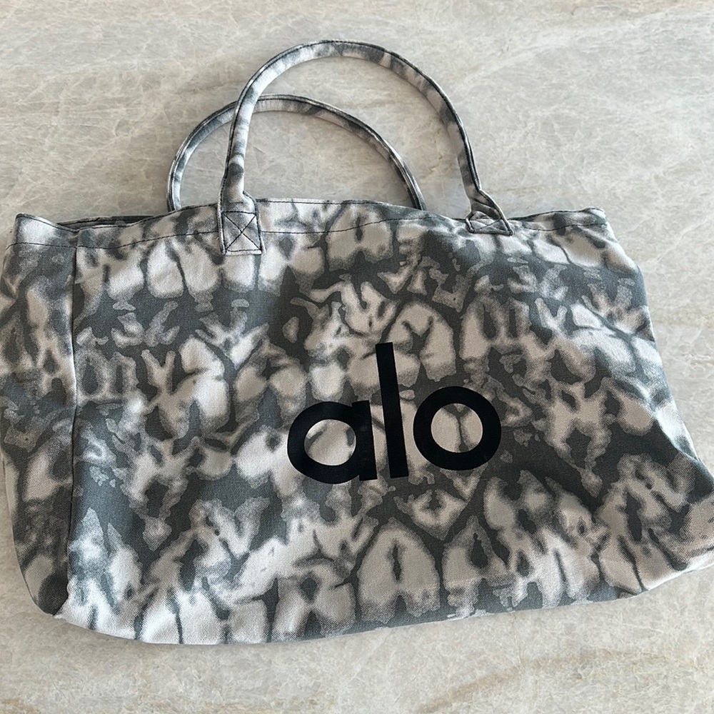 Alo yoga shopper tote